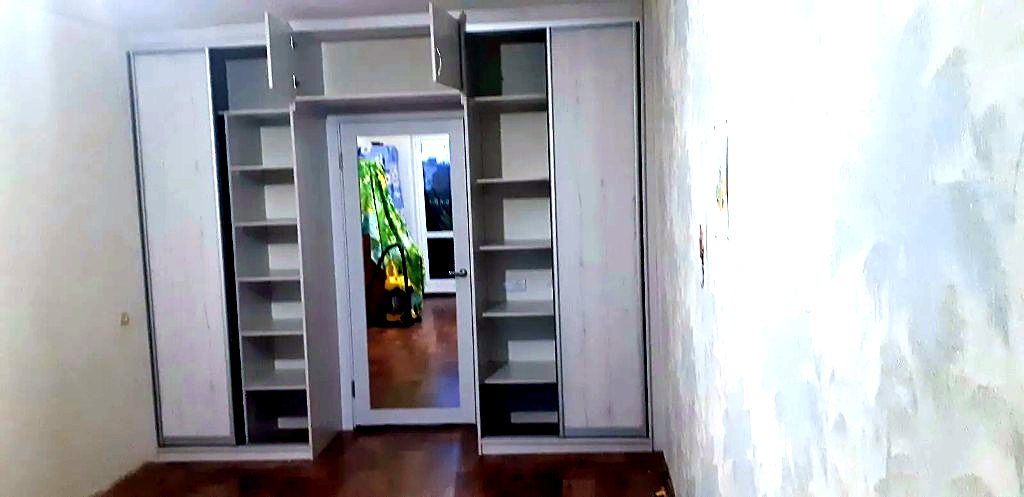 Шкаф вокруг дверного проёма